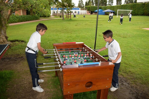 이 게임에서 어느 소년이 이겼을까? 패한 소년은 "한 번 더"를 외치지 않았을까? /언스플래쉬