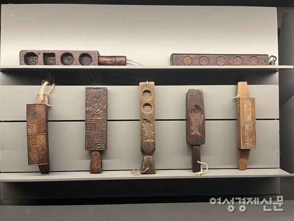개방형 수장고인 국립민속박물관 파주 내 전시된 떡살(상세) /프레스 모멘트