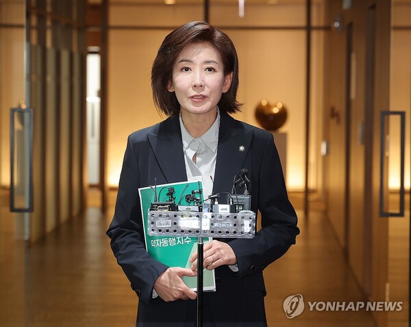국민의힘 나경원 의원이 16일 서울시청에서 취재진 질문에 답하고 있다. /연합뉴스