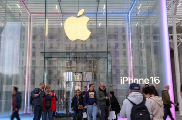 지난 4일 관세 부과를 앞두고 미국 뉴욕 애플 매장에 고객들이 드나들고 있다. /EPA=연합뉴스