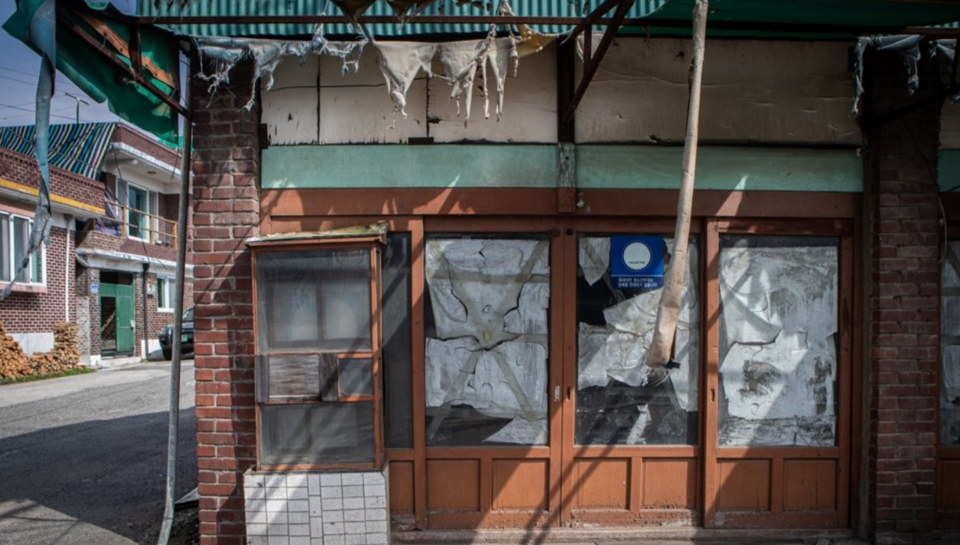 정부가 인구감소지역 중심으로 '은퇴자마을' 법제화를 추진 중인 가운데 대다수 노인이 ‘살던 곳에서의 노후(AIP)’를 원하는 현실과 충돌할 수 있다는 지적이 제기된다. 사진은 연천군 신서면 대광리 빈 상가의 모습. /연합뉴스