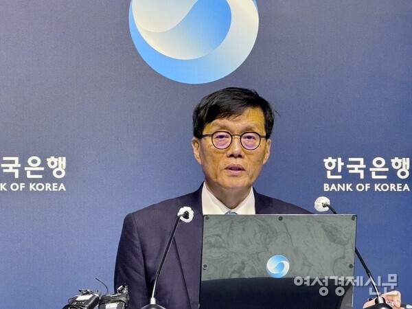 17일 이창용 한국은행 총재가 기준금리 발표 직후 진행된 통화정책 방향 기자간담회에서 발언하고 있다. /박소연 기자