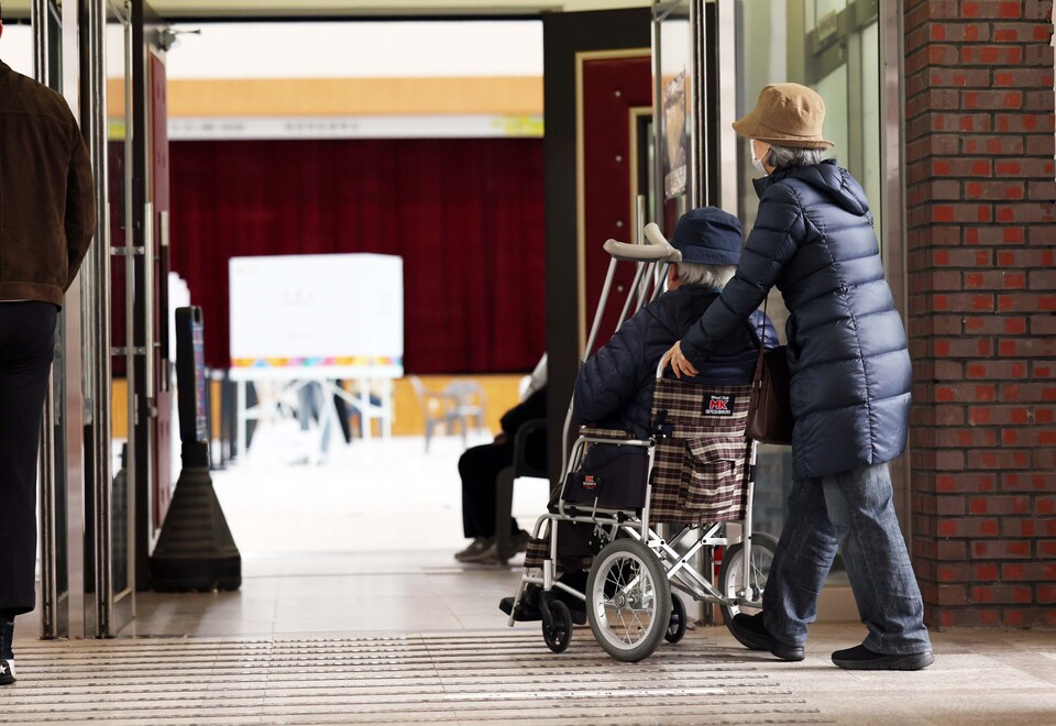 보건복지부가 발표한 ‘2024년도 등록장애인 현황 통계’에 따르면 지난해 말 기준 65세 이상 등록장애인은 145만5782명으로 전체 55.3%를 차지했다. /연합뉴스