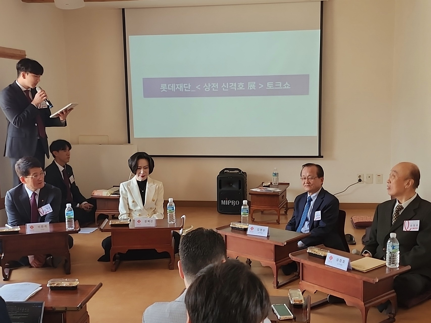 지난 16일 서울 종로구 무계원에서 열린 ‘신격호의 꿈, 함께한 발자취’ 평전 출판 기념 토크쇼 행사에 참여한 (왼쪽부터) 이찬석 롯데재단 사무국장, 장혜선 롯데재단 이사장, 김명수 전 롯데물산 본부장, 유창호 전 후지필름 대표 /류빈 기자