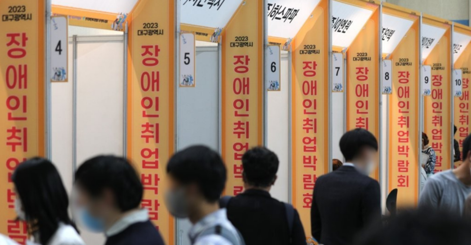 장애인 고용률이 꾸준히 상승하고 있지만 그 이면에는 저임금 일자리와 취약한 노동권 문제가 여전히 자리 잡고 있다. /연합뉴스