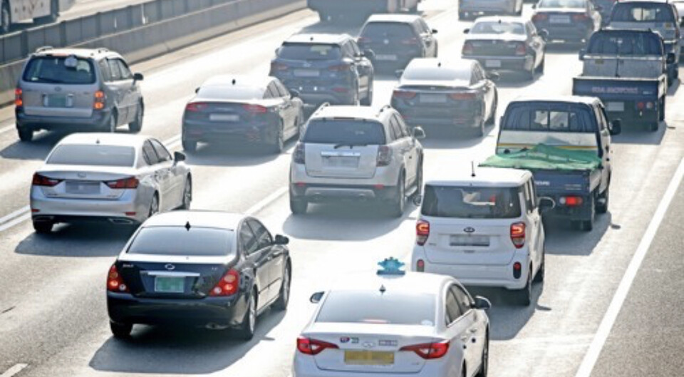 차량에 첨단 안전장치를 탑재하고 주행거리 특약에 가입하면 보험료 절감 효과를 볼 수 있다. /연합뉴스