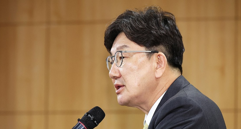 권성동 국민의힘 원내대표가 지난 16일 서울 여의도 국회 의원회관에서 같은 당 김민전 의원 주최로 열린 '헌재·선관위 개혁 어떻게 할 것인가? 헌법개정 토론회'에 참석해 축사하고 있다. /연합뉴스