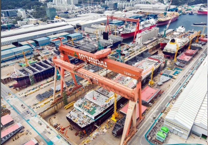 선박 건조 중인 드라이 도크 /해양수산부