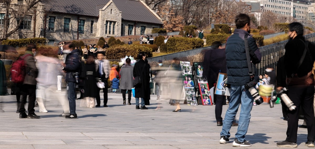 사람과 사람 사이에서도 감응값이 작동한다. 마이너스 감응값이 축적된 인간관계는 언뜻 대화는 오가지만 질문은 닿지 않고 응답은 엇나간다. 서울의 한 대학교 전경. / 연합뉴스