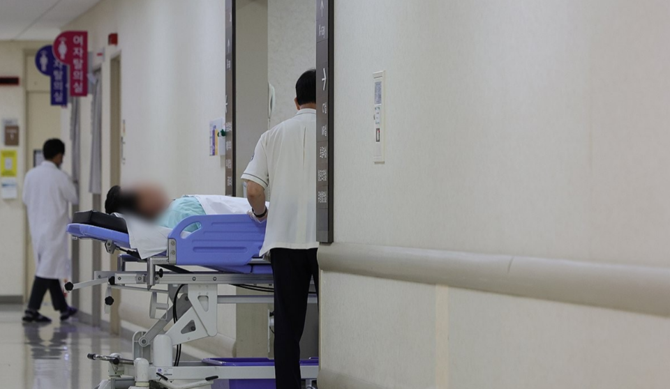 서울 시내 한 대학병원에서 병상에 누운 환자가 대기하고 있다. /연합뉴스
