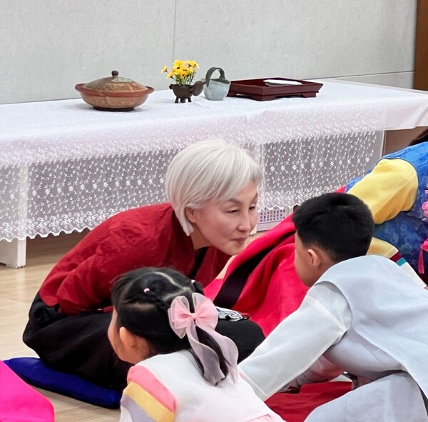 차가 너무 맛있어. 다례 시연장에서 한복을 차려입은 손자가 할머니에게 큰절을 올리고 있다. /이수미