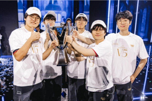 T1 선수들이 영국 런던 O2 아레나에서 열린 2024 롤드컵 결승전에서 우승을 차지한 뒤 기념사진을 촬영하고 있다. /라이엇게임즈