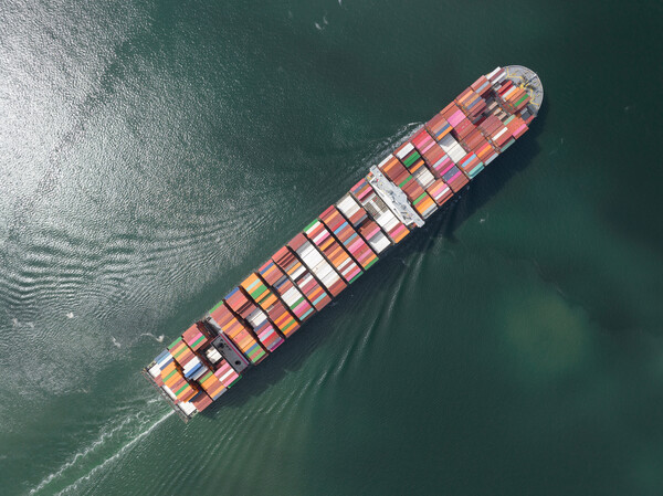 도널드 트럼프 미국 대통령의 대중국 조선·해운 제재가 한국 조선업계에 반사이익을 가져올 수 있다는 전망이 나온다. /게티이미지뱅크