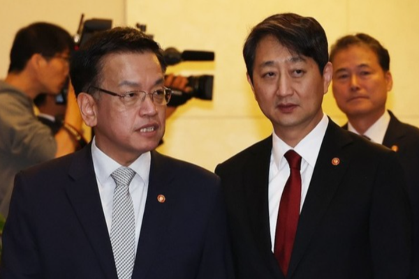 최상목(왼쪽) 경제부총리 겸 기획재정부 장관과 안덕근 산업통상자원부 장관. /연합뉴스