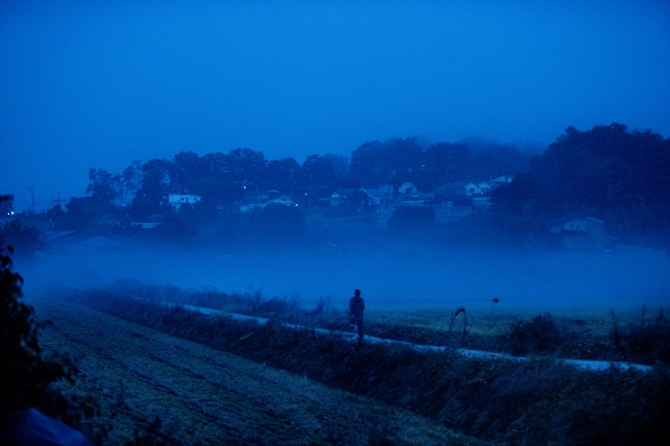 종수의 집은 경기도 파주의 쇠락한 농촌에 있다. 대남 선전 방송이 들릴 정도로 북한과 밀접하다. 새벽이면 안개가 자욱이 끼고 하늘에는 철새가 떼 지어 날아간다. /네이버 영화