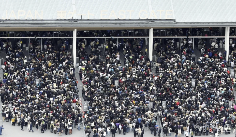 지난 15일 오사카 엑스포 입장을 위해 시민들이 줄을 서 있다. /여성경제신문