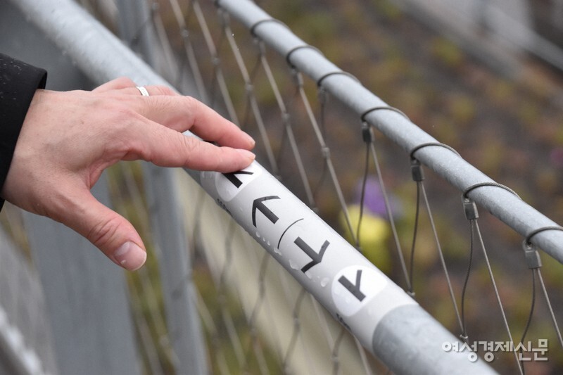 엑스포 현장 난간에 시각 장애인을 위한 점자는 없고 화살표로 표시된 스티커만 존재했다. /여성경제신문