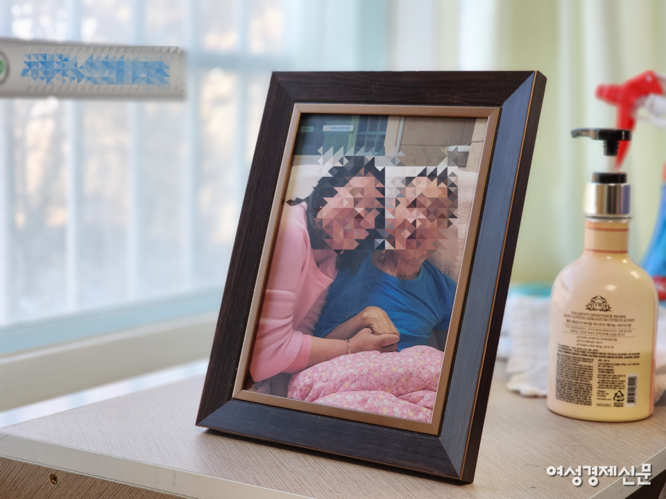 청주시에 위치한 한 노인복지시설 입소자 방에 가족 사진이 놓여 있다. /김현우 기자