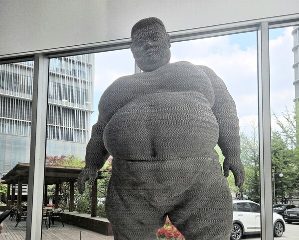 자이언트ㅡ더 포지티브는 김승우 작가가 제작한 것으로, 2024년 9월 코엑스에서 열린 국제 아트페어 ‘키아프(KIAF)’에서 처음 공개됐다. /이상헌 기자