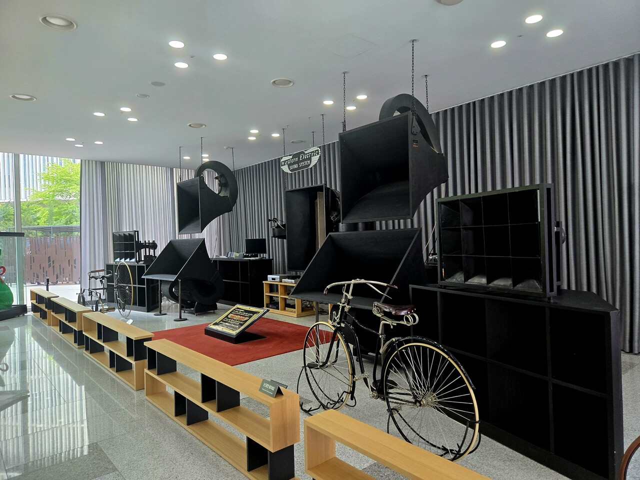 LS그룹 용산 사옥에는 구자열 명예회장이 개인적으로 소장하던 'Western Electric Sound System'이 전시돼 클래식 음악이 흘러나오고 있다. /이상헌 기자