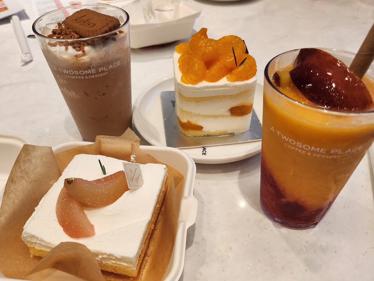 지난 17일 투썸플레이스 국회의사당 점에서 열린 신메뉴 시식회에서 '과일생' 케이크들과 과일 음료 등을 선보이고 있다. /류빈 기자