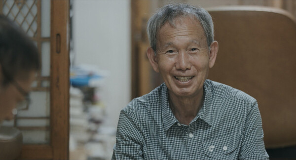 60년 넘게 운영한 남성당 한약방에서 김장하 선생은 한결같은 마음으로 사람들을 맞이했다. /사진=㈜시네마 달