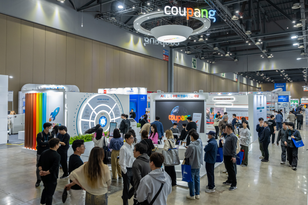 오는 25일까지 일산 킨텍스 제1전시장에서 진행되는 2025 물류산업대전에 참가한 관람객들이 쿠팡 부스를 둘러보고 있다. /쿠팡