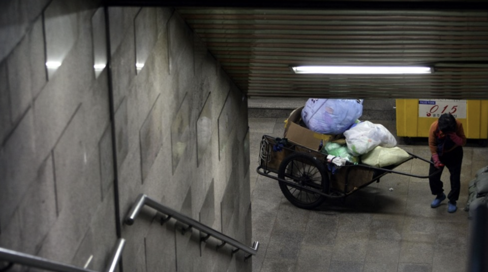 기초생활보장제도. 생계를 보장하기 위한 급여라기보다는 ‘극단적 빈곤 상태’를 간신히 유지하게 하는 수준이라는 평가가 나온다. /연합뉴스