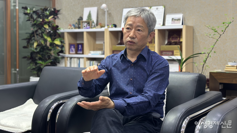 여성경제신문이 지난 21일 용산 하이원빌리지에서 강대빈 전국노인주거복지시설협회 회장과 만나 실버타운 정책에 관해 이야기를 나눴다. /김정수 기자