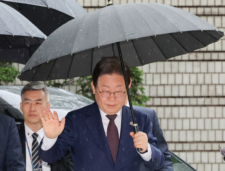더불어민주당 이재명 대선 경선 후보가 지난 22일 서울 서초구 서울중앙지법에서 열린 '대장동 배임·성남FC 뇌물' 1심 속행 공판에 출석하고 있다. /연합뉴스