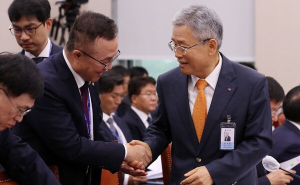 김동철(오른쪽) 한국전력 사장과 황주호 한국수력원자력 사장이 서울 여의도 국회에서 열린 산업통상자원중소벤처기업위원회 국정감사에 참석해 인사를 나누고 있다. /유준상 기자
