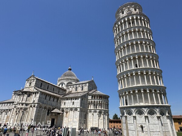 피사의 가장 대표적인 이미지 두오모 대성당의 기울어진 종탑 사진 /박재희