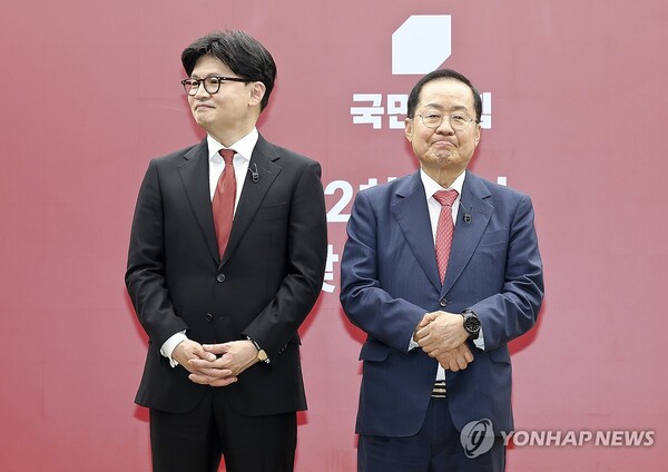 국민의힘 한동훈 대선 경선 후보와 홍준표 대선 경선 후보가 23일 서울 여의도 국민의힘 중앙당사에서 열린 2차 경선 토론회 미디어데이에서 포즈를 취하고 있다. /연합뉴스