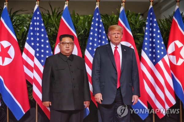 트럼프는 김정은과 친하다고 자주 말하면서 그를 다시 만날 가능성이 커지고 있다. 지난 2018년 6월 12일 오전 싱가포르 센토사섬 카펠라호텔에서 미국 도널드 트럼프 대통령과 북한 김정은 국무위원장이 북미정상회담에 앞서 기념 촬영을 하고 있다. /연합뉴스 