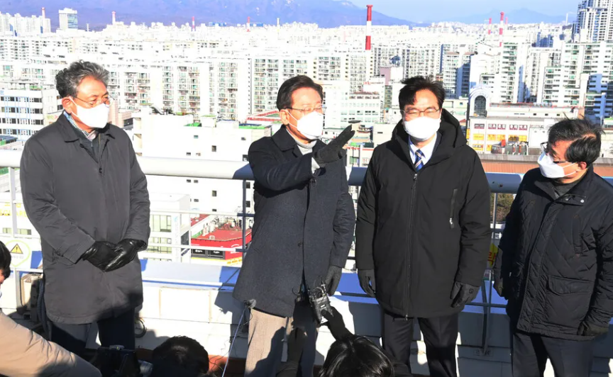 민주당 이재명 후보(왼쪽 두번째)가 20대 대선 부동산 정책 발표를 앞둔 2022년 1월 13일 서울 노원구 한 빌딩옥상에서 노후 아파트 단지 등을 살펴보고 있다. /유준상 기자