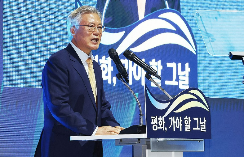 문재인 전 대통령이 25일 '4·27 판문점선언 7주년 기념식'에서 기념사를 하고 있다. /연합뉴스