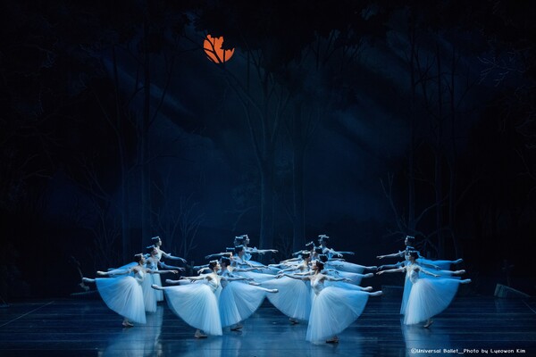 푸른 안개속에 춤추는 ‘월하(月下)의 처녀귀신’ 윌리들의 발레블랑 사진=유니버설 발레단