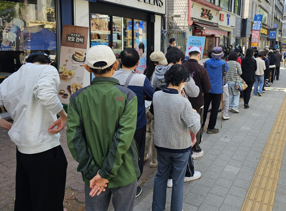 26일 서울 시내 한 SKT 대리점에서 고객들이 유심을 교체하기 위해 줄을 서 기다리고 있다. /연합뉴스