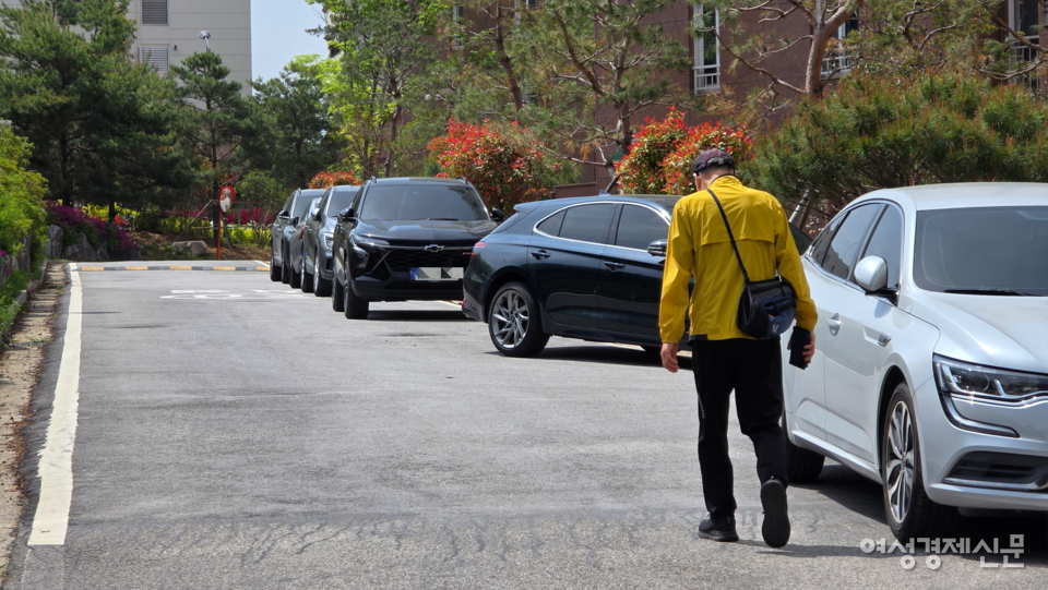 지난 24일 전북에 있는 한 실버타운에서 입주민이 걷고 있다. /김현우 기자