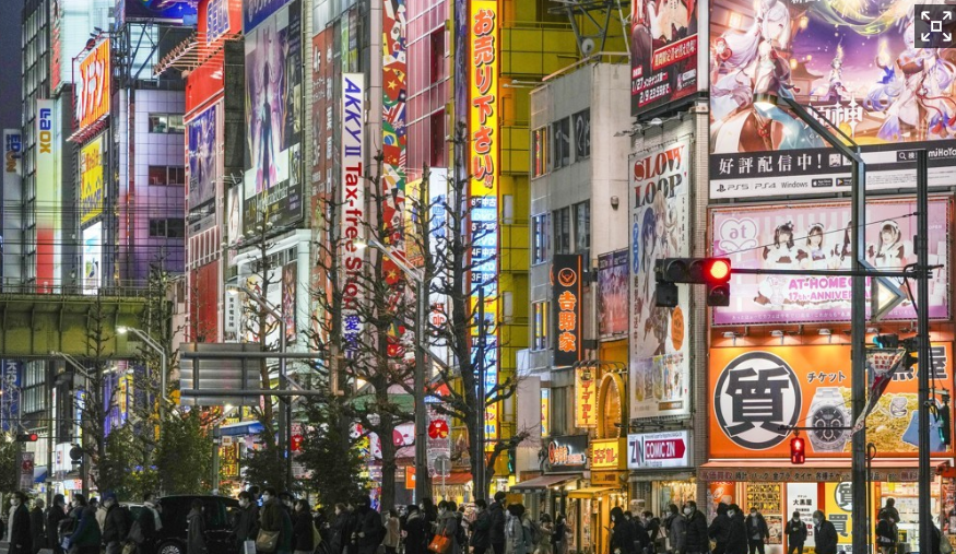 일본 도쿄의 번화가에서 행인들이 길을 건너고 있다. /연합뉴스