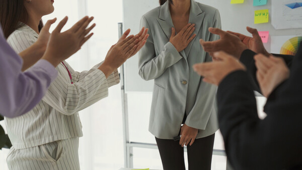 실수를 솔직히 인정하고 투명하게 대처하는 문화를 가진 조직은 다르다. 문제가 발생했을 때 발 빠르게 원인을 규명하고 복구할 수 있으며 실패를 두려워하지 않는 분위기 속에서 구성원들은 더 창의적이고 과감한 시도를 할 수 있다. /게티이미지뱅크