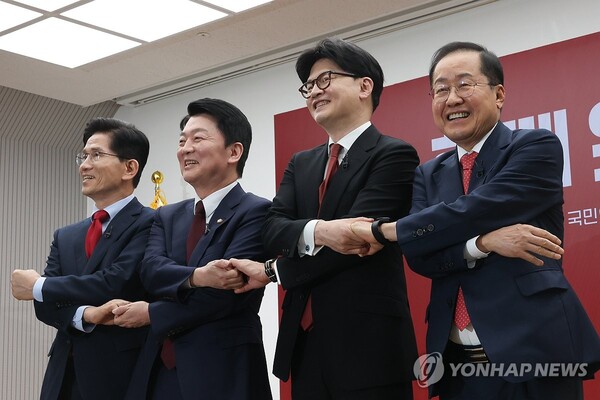 국민의힘 김문수(왼쪽부터), 안철수, 한동훈, 홍준표 대선 경선 후보가 23일 서울 여의도 국민의힘 중앙당사에서 열린 2차 경선 토론회 미디어데이에서 포즈를 취하고 있다. /연합뉴스