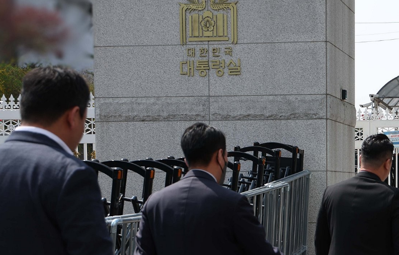 경찰 비상계엄 특별수사단이 16일 서울 용산 대통령실 압수수색을 위해 민원실 출입구로 들어가고 있다. /연합뉴스