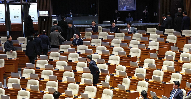 국민의힘 의원들이 지난해 7월 7일 오후 국회 본회의에서 윤석열 대통령 탄핵소추안 표결에 앞서 본회의장을 떠나고 있다. /연합뉴스