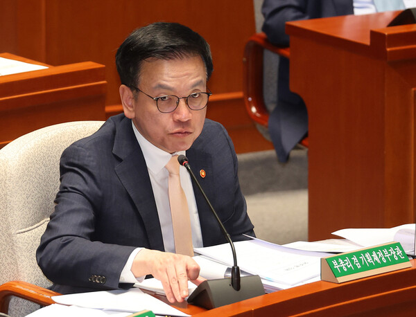 28일 서울 여의도 국회에서 추가경정예산안을 심사하는 종합정책질의 등을 위해 열린 국회 예산결산특별위원회 전체회의에서 최상목 경제부총리 겸 기획재정부 장관이 질의에 답변하고 있다. /연합뉴스