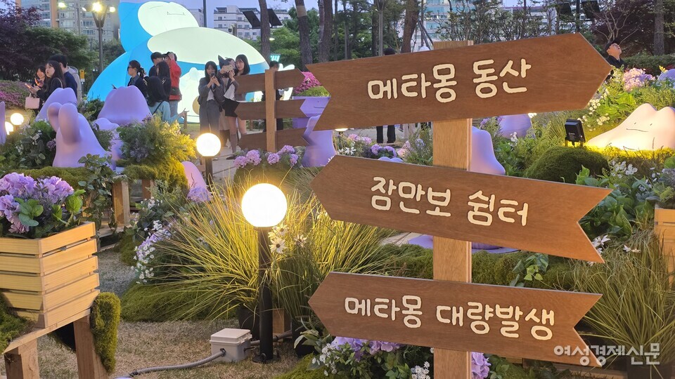 28일 '포켓몬타운 2025'가 잠실에서 열리면서 잠실 롯데월드타워, 롯데월드몰, 석촌호수 일대가 온통 포켓몬으로 물들었다. /김현우 기자