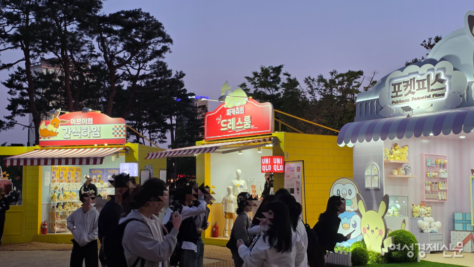 롯데월드몰과 롯데백화점 잠실점에서도 포켓몬 카드 전시, 포토타임, 경품 이벤트가 진행된다. 롯데면세점은 '메타몽과 함께하는 여행' 부스를 운영해 SNS 팔로우나 신규 회원 가입만 해도 경품을 받을 수 있다. /김현우 기자