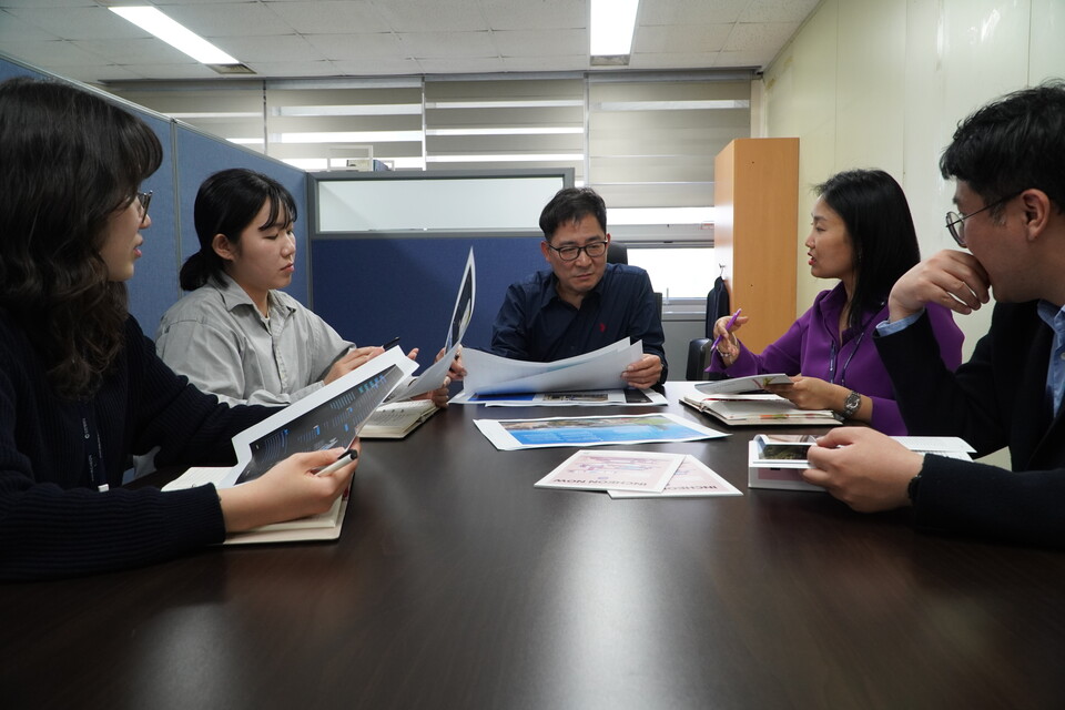 홍보콘텐츠팀 기획 회의 모습 /인천시청