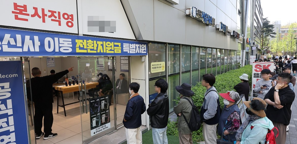 가입자 유심(USIM) 정보를 탈취당한 SK텔레콤이 유심 무료교체 서비스를 시작한 28일 서울 시내 한 SKT 대리점에서 한 가입자가 유심이 조기 소진되자 '재고 현황'을 제대로 공지하라며 항의하고 있다. /연합뉴스