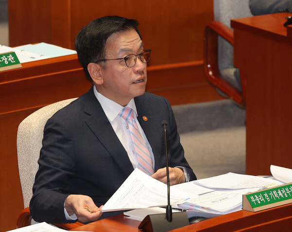 29일 최상목 경제부총리 겸 기획재정부 장관이 국회에서 추가경정예산(추경)안을 심사하는 종합정책질의 등을 위해 열린 국회 예산결산특별위원회 전체회의에 참석해 의원 질의에 답변하고 있다. /연합뉴스